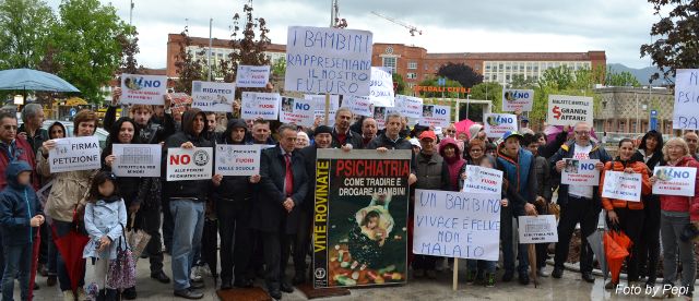Manifestazione contro l’istituzionalizzazione dei bambini: è emergenza sociale immagine dei manifestanti
