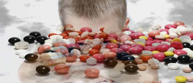 Bambino e pillole