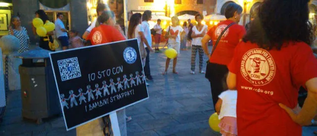 Lucca scende in piazza contro il furto di bambini