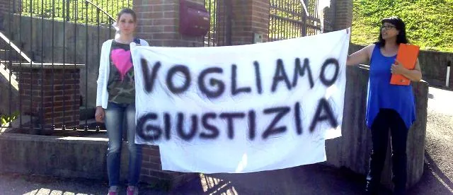 Figli sottratti 10 anni fa per problemi abitativi - protesta davanti alla comunità di Biella
