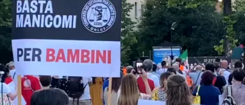 Manifestanti a Bibbiano